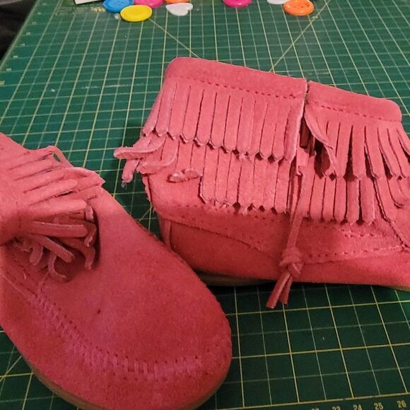 * MINNETONKA GIRLS' PINK SUEDE ROUND TOE MOCCASINS Nwot - Picture 2 of 8